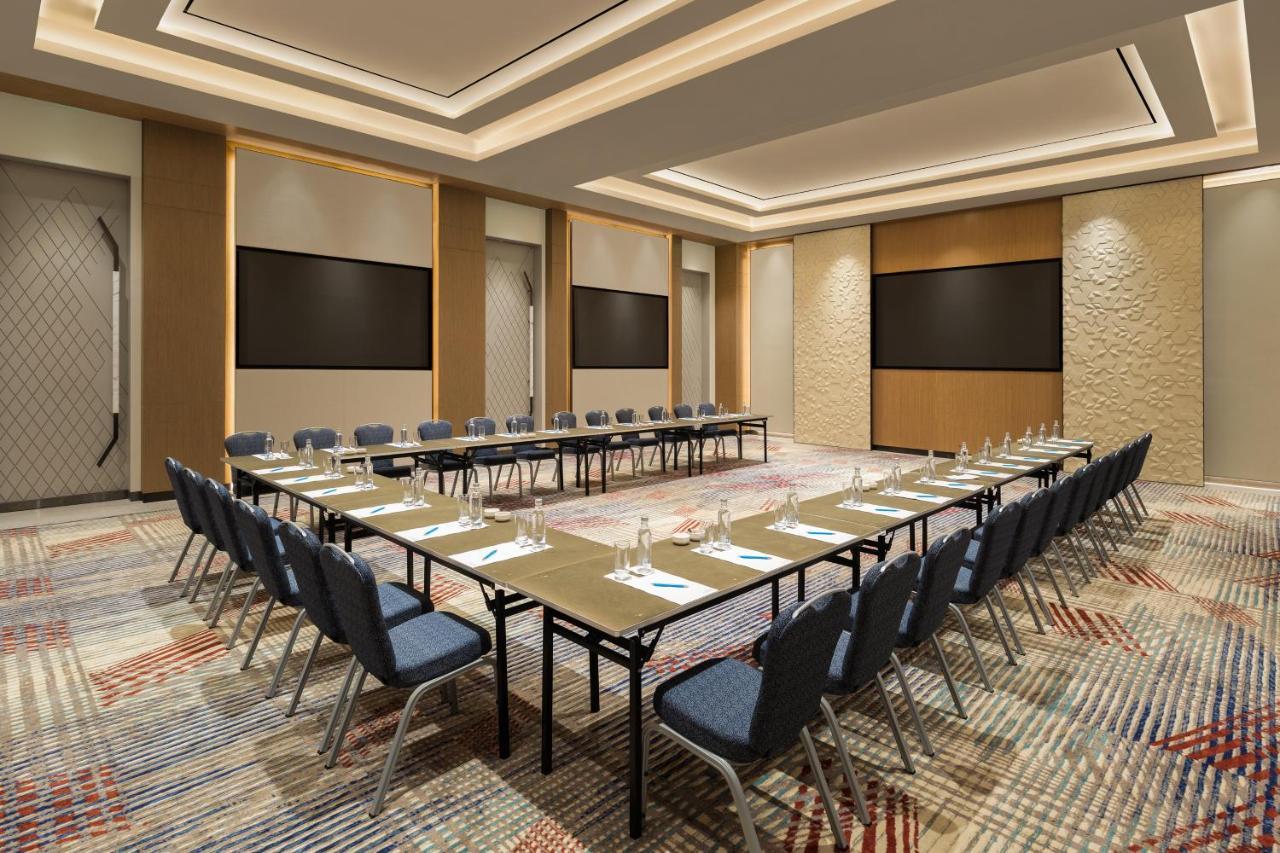 Отель Fairfield By Marriott Mumbai International Airport Экстерьер фото