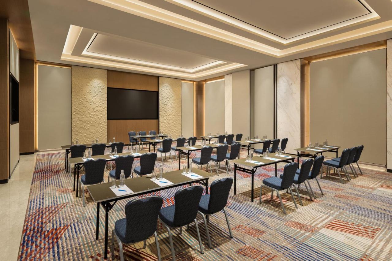 Отель Fairfield By Marriott Mumbai International Airport Экстерьер фото