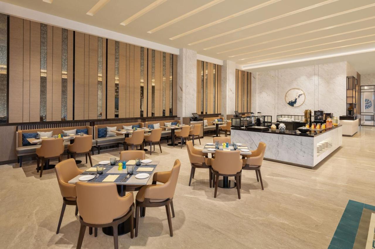 Отель Fairfield By Marriott Mumbai International Airport Экстерьер фото