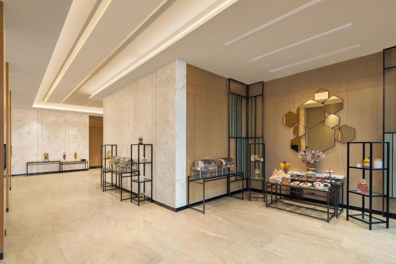 Отель Fairfield By Marriott Mumbai International Airport Экстерьер фото
