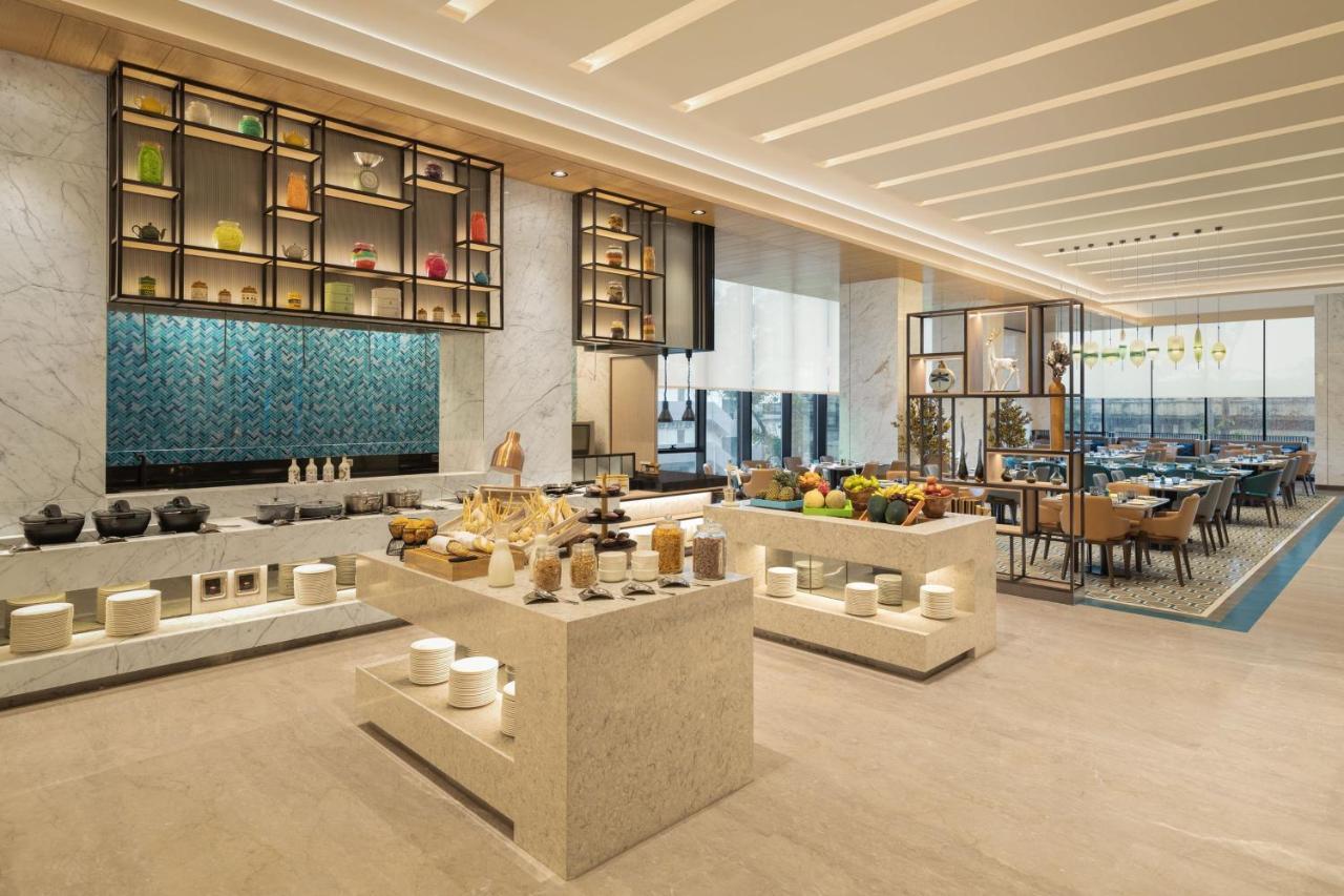 Отель Fairfield By Marriott Mumbai International Airport Экстерьер фото