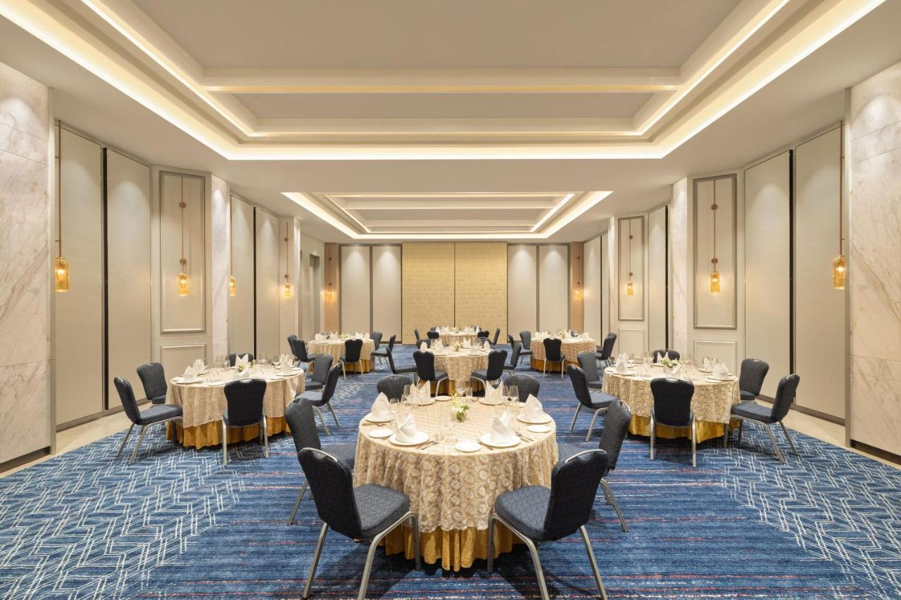 Отель Fairfield By Marriott Mumbai International Airport Экстерьер фото