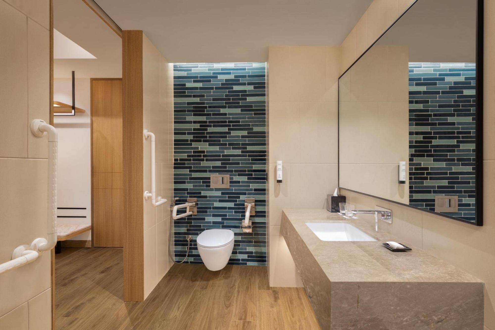 Отель Fairfield By Marriott Mumbai International Airport Экстерьер фото